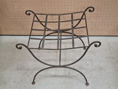 Tabouret curule en métal courbé