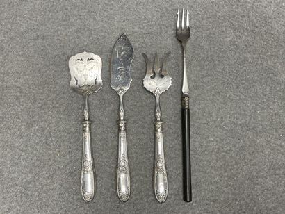 Trois couverts à mignardises en argent fourré...