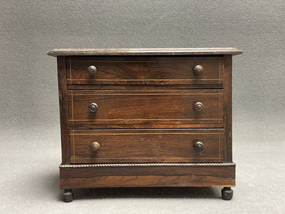 Commode et landau de poupées. 
32 x 39 x...