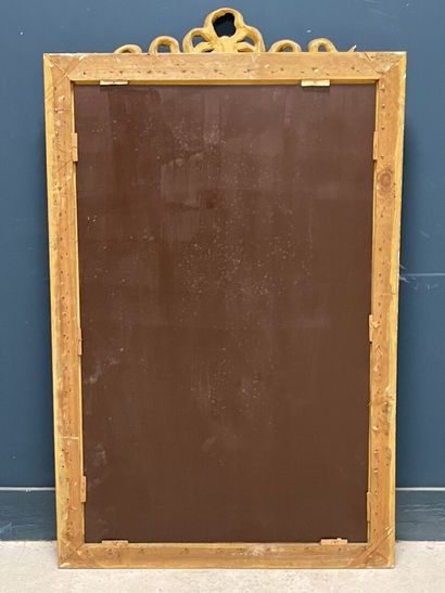 Miroir cadre en bois et stuc doré style Louis...
