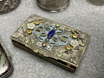 Lot de bibelots:
Etui,boite, boucle de ceinture,...