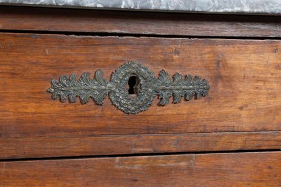Commode en noyer, pieds griffe, ouvrant à...