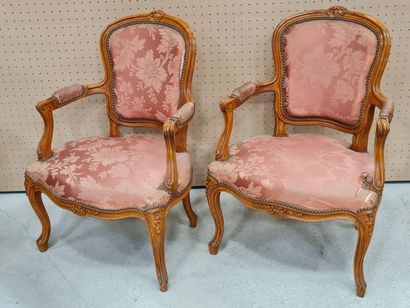 Paire de fauteuils cabriolets de style Louis...