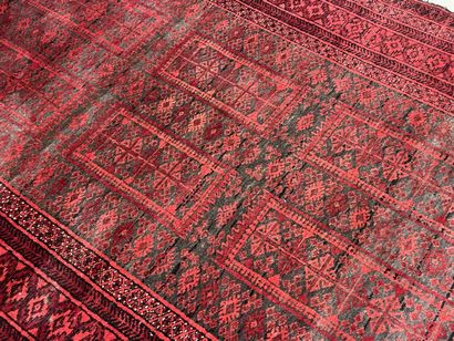 Tapis turc en laine, point noué.
185 x 130...
