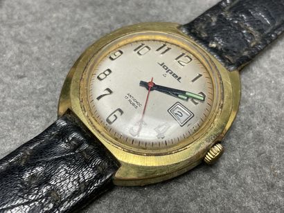 Trois montres: 
Kelton. D. :34 mm. 
Jopel....