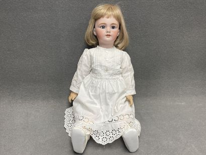 Poupée tête biscuit
DEP
H. :65 cm.
