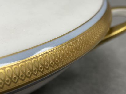 Soupière et plat rectangulaire en porcelaine...