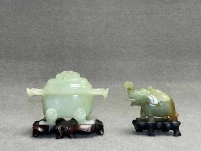 Deux sculptures en jadeite. 
H. :8,5 cm et...