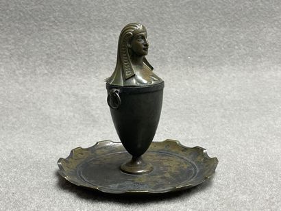 Encrier en régule patiné à décor d'egyptienne.
H:...