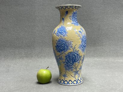 Vase en porcelaine asiatique à décor de fleurs...