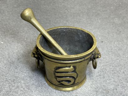 Deux mortiers en bronze et pile à godets.
H:...