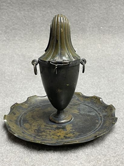 Encrier en régule patiné à décor d'egyptienne.
H:...