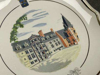 GIEN. 
Douze assiettes 