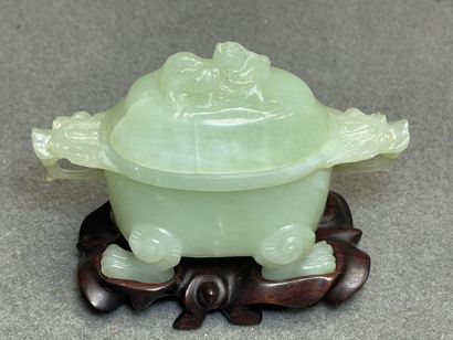 Deux sculptures en jadeite. 
H. :8,5 cm et...