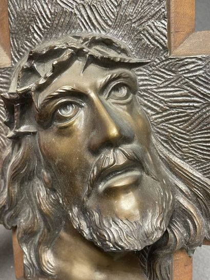Crucifix en bronze sur croix en bois. 
25...