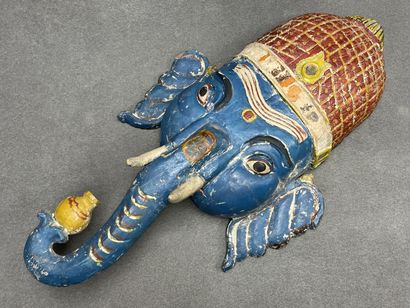 Grand masque en bois sculpté de Ganesh. 
83...