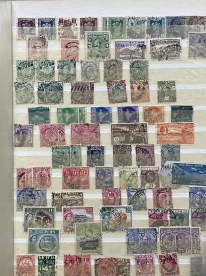 Sept albums de timbres étranger.