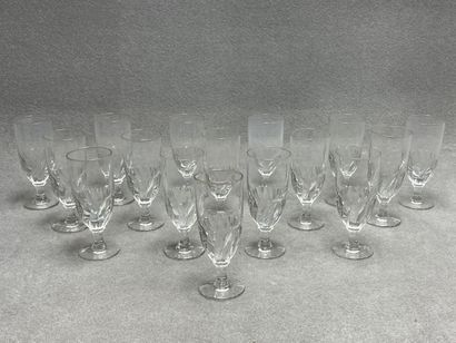 Série de 15 verres bistrot, pied torsadé
Vers1...