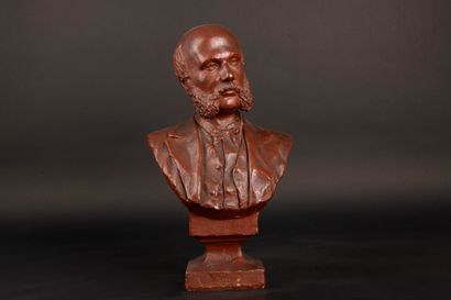 Buste d'homme à bacchantes en terre cuite...