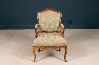 Fauteuil en noyer mouluré à dossier plat...