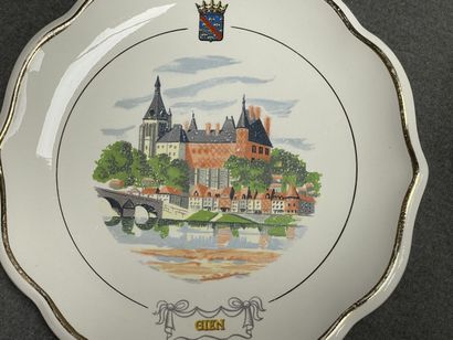 GIEN. 
Douze assiettes 