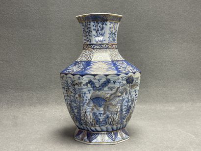 Grand vase decoratif en porcelaine à pans...