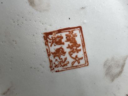 CHINE Deux vases en porcelaine décor Canton...