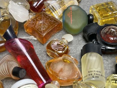 Lot de miniatures de parfum.