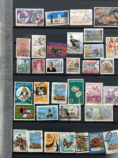Sept albums de timbres étranger.