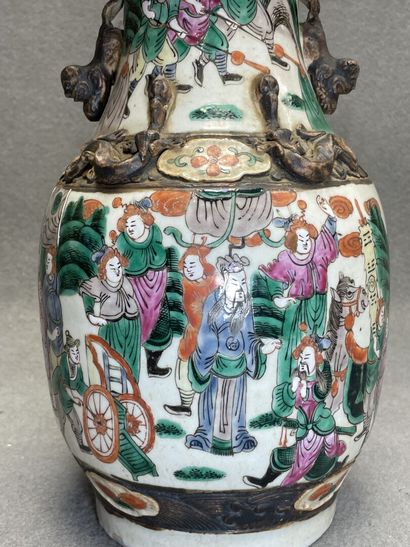 Vase en porcelaine de Nankin
H: 35 cm. 
Fond...