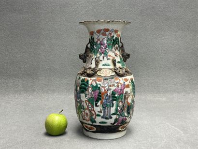 Vase en porcelaine de Nankin
H: 35 cm. 
Fond...