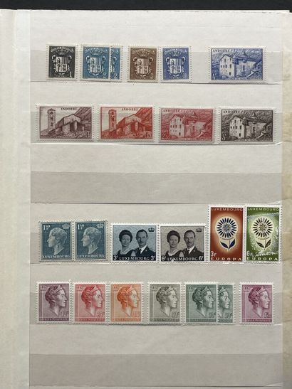 Sept albums de timbres étranger.