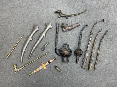 Lot de pipes à opium et divers. 
L. : de...