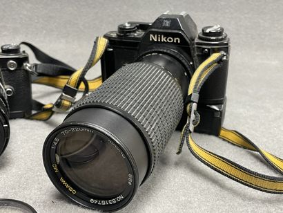 Deux appareils photo argentique Nikon, trois...