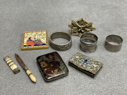 Lot de bibelots:
Etui,boite, boucle de ceinture,...