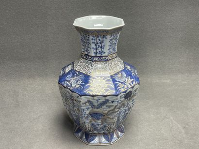 Grand vase decoratif en porcelaine à pans...