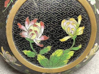 Pot couvert en émaux cloisonnés sur socle...