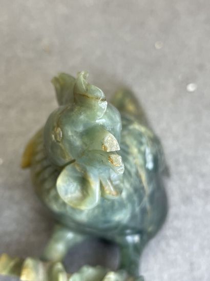 Coq en néphrite vert foncé, sculptée et petite...