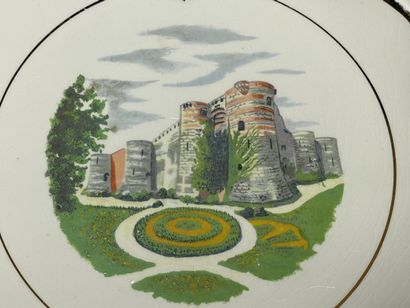 GIEN. 
Douze assiettes 