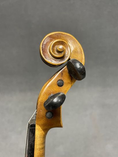 Petit violon et archet.
portant l' étiquette...