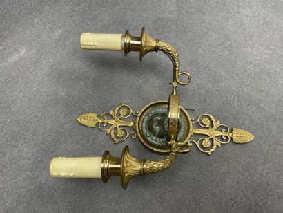 Paire d'appliques à deux lumières à décor...