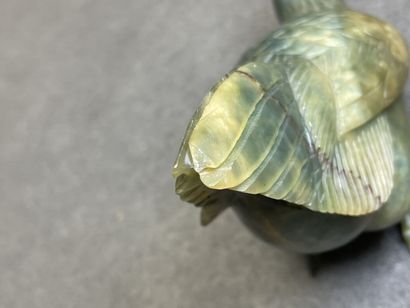 Coq en néphrite vert foncé, sculptée et petite...