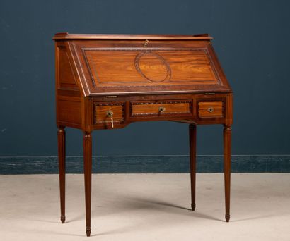 Bureau de pente en merisier et acajou.
Style...