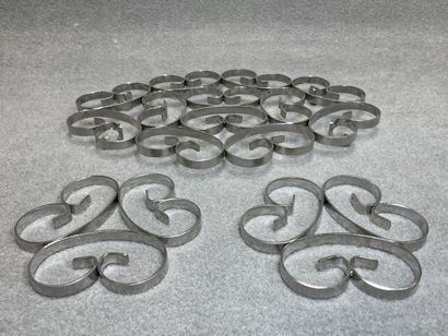 Trois dessous de plats en inox
1 x 15 x 14...