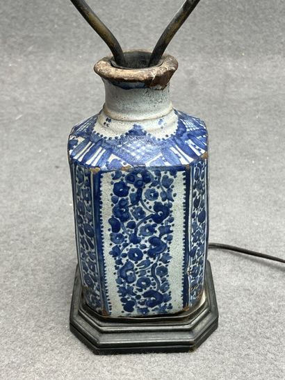 Pied de lampe en faïence. 
H. :37 cm.