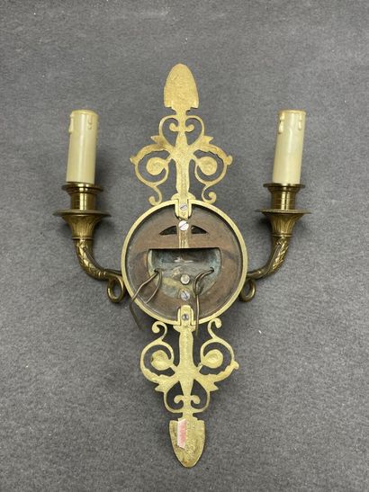 Paire d'appliques à deux lumières à décor...