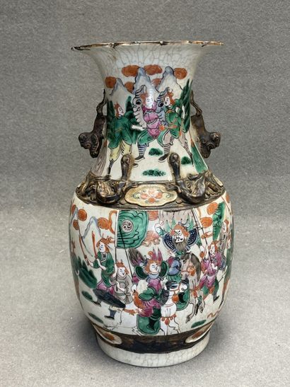 Vase en porcelaine de Nankin
H: 35 cm. 
Fond...