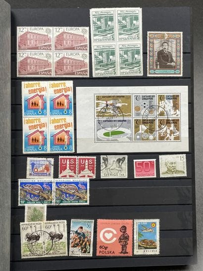 Sept albums de timbres étranger.