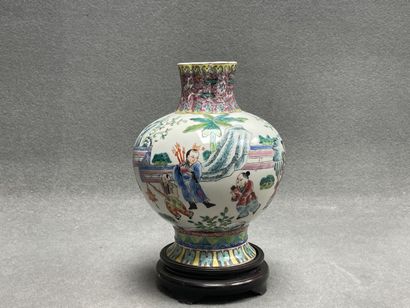Vase en porcelaine de Chine sur socle bois....