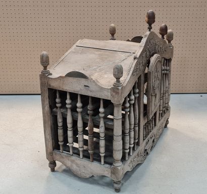 Panetière provençale en chêne mouluré et...
